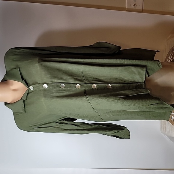 ND New Directions Green Button-up - Roll-tab sleeves V-neck -Back button design - Picture 4 of 15